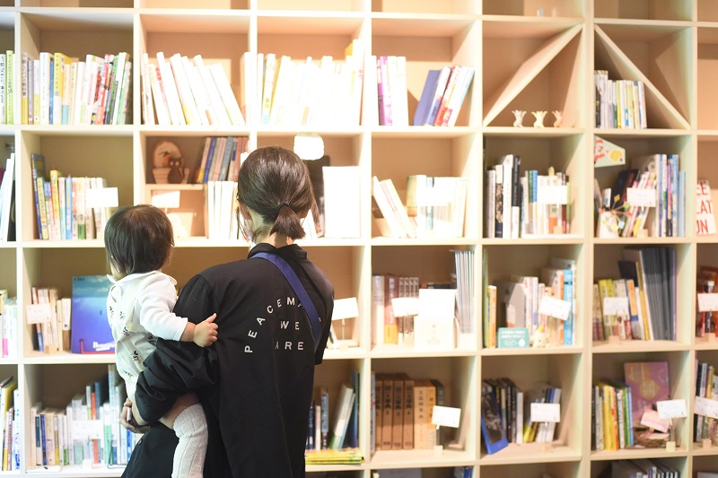 一箱本棚で街とつながる「あひる図書館」